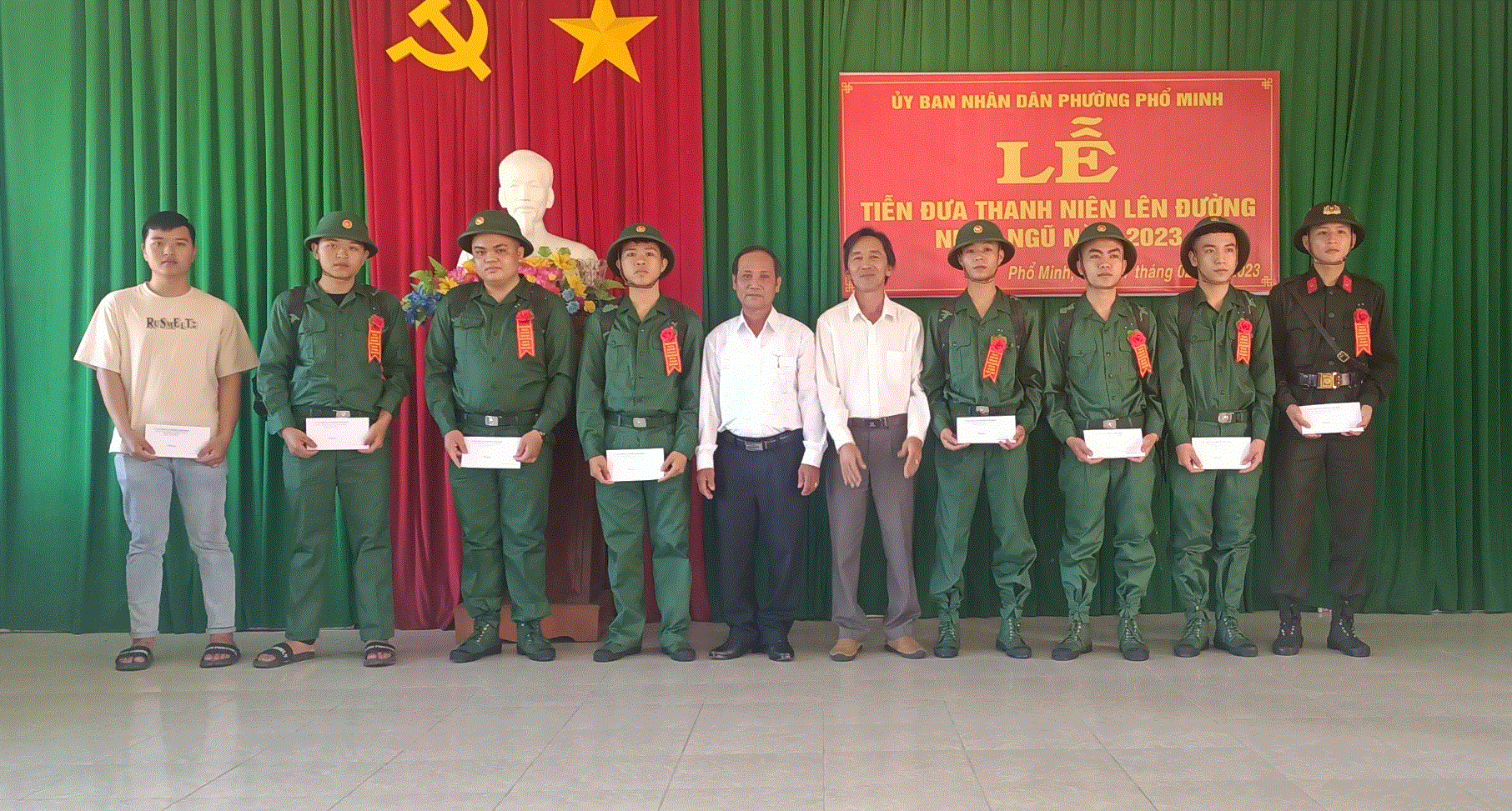 Phường Phổ Minh tổ chức lễ tiễn đưa thanh niên lên đường nhập ngũ năm 2023